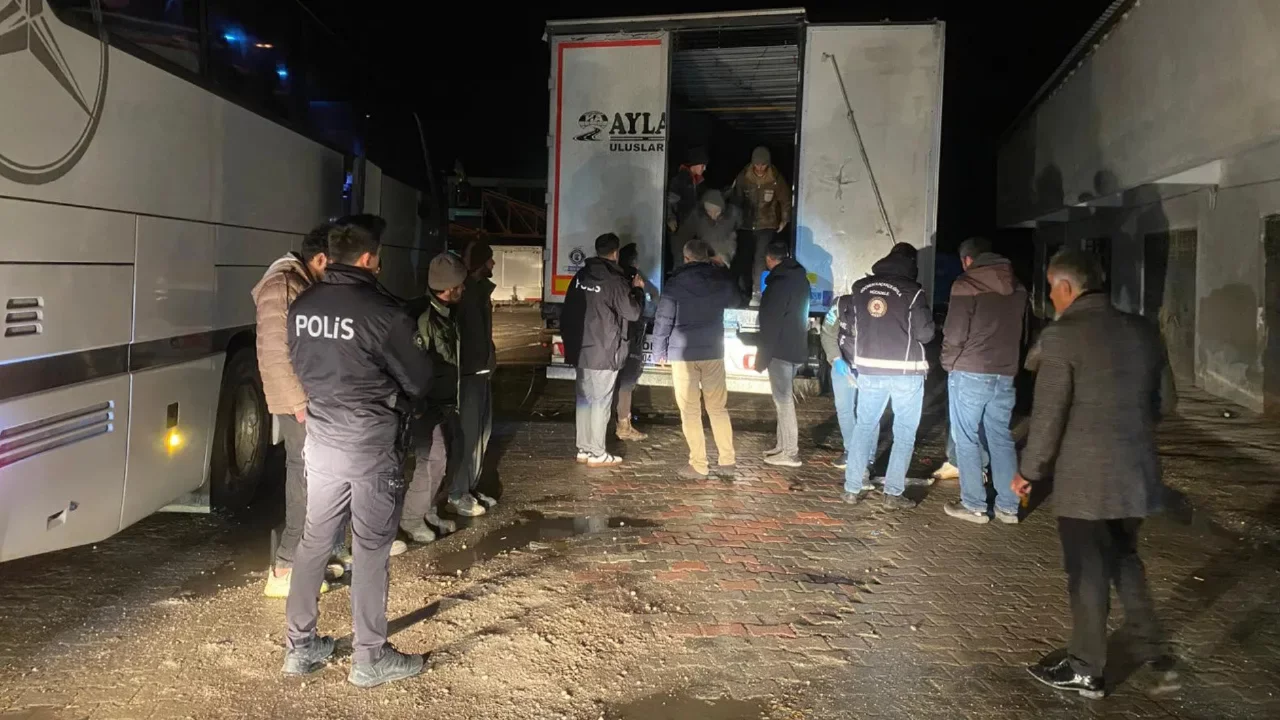 &Ccedil;ankırı'da tır dorsesinden onlarca d&uuml;zensiz g&ouml;&ccedil;men &ccedil;ıktı