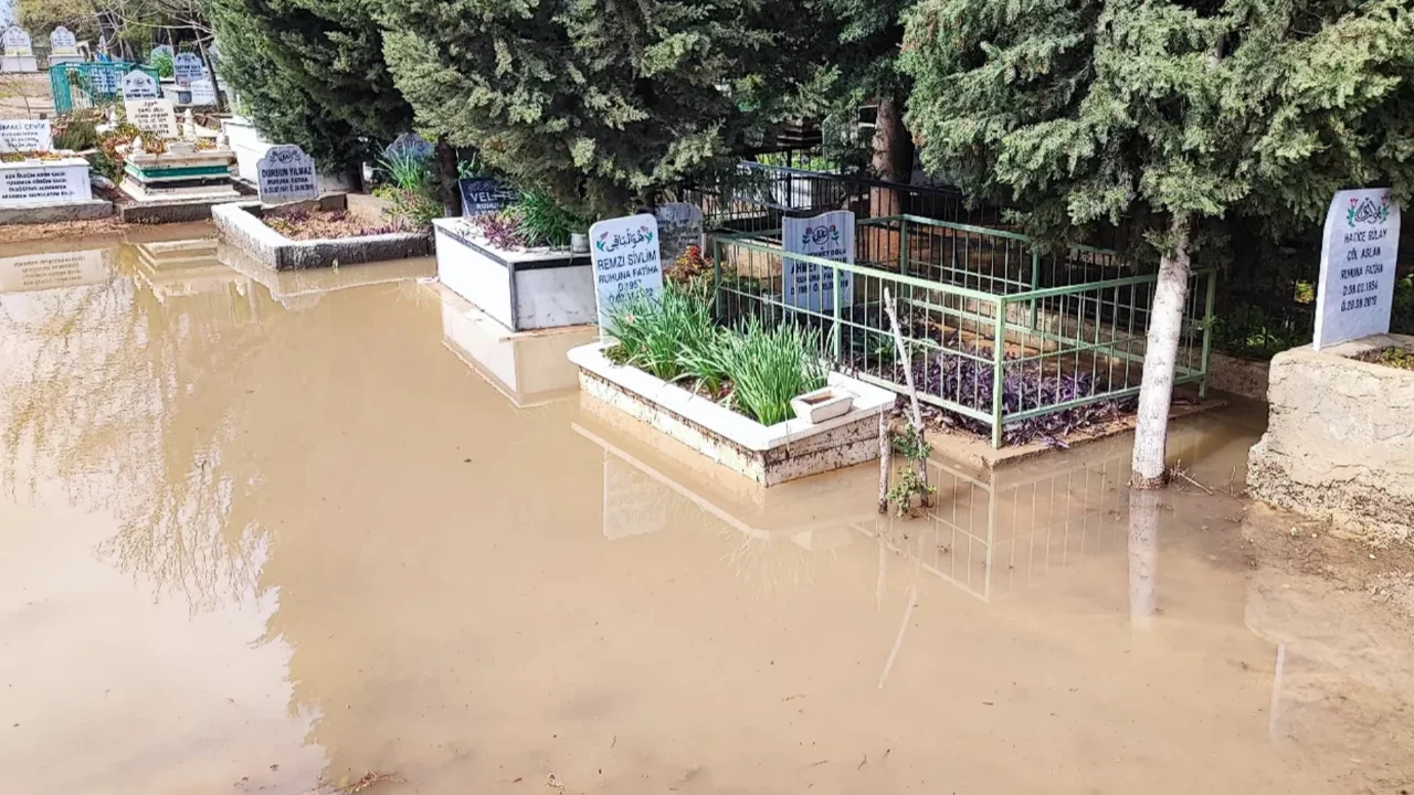 Sağanak yağış mezarlığı g&ouml;le &ccedil;evirdi! Poşet ge&ccedil;irip girdiler