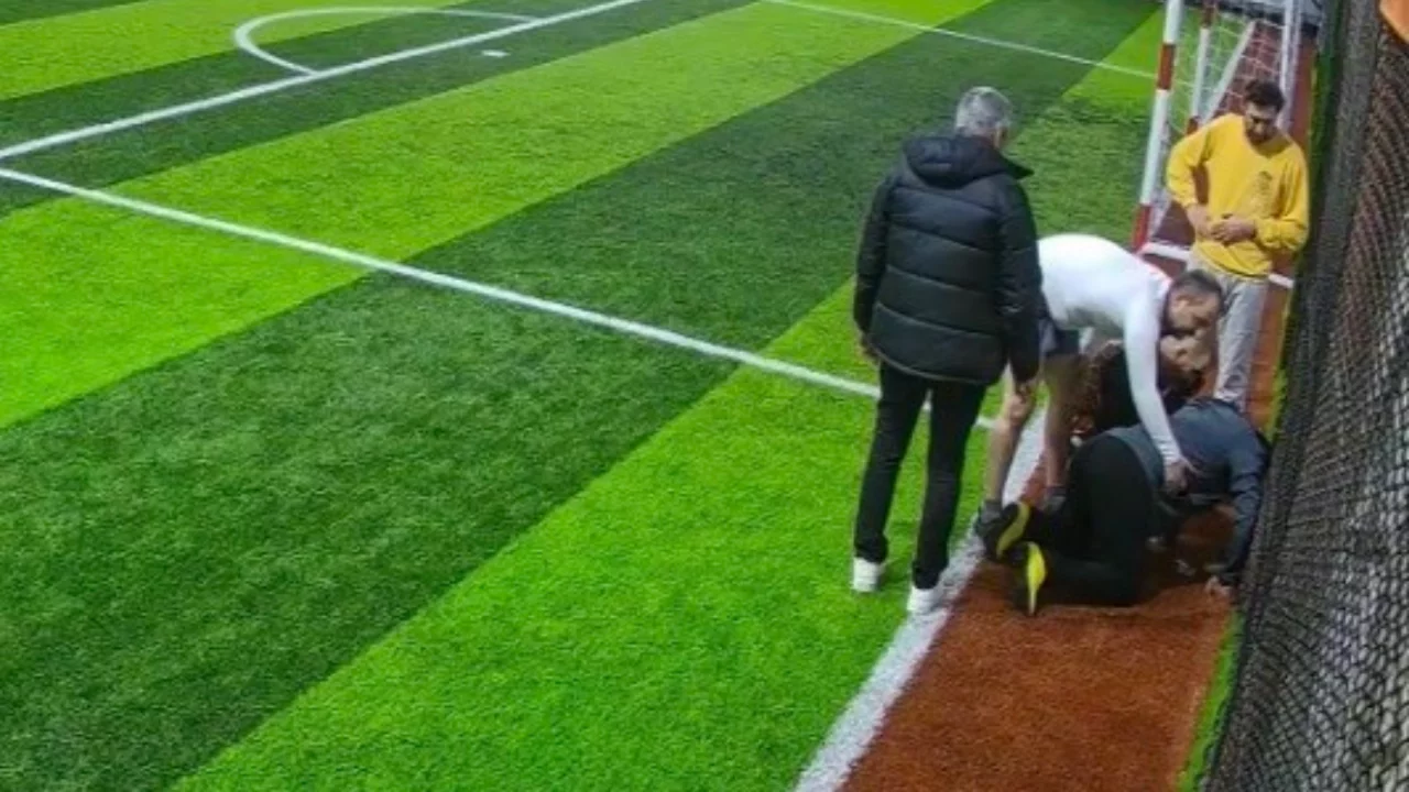 Halı saha ma&ccedil;ında kalbine yenik d&uuml;şt&uuml;!