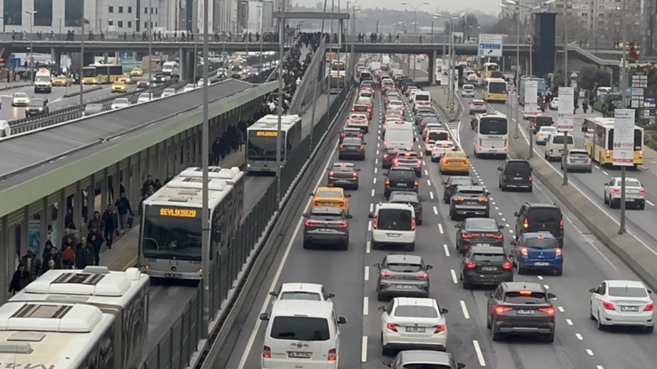Bayram tatili bitti, İstanbul trafiği kilitlendi