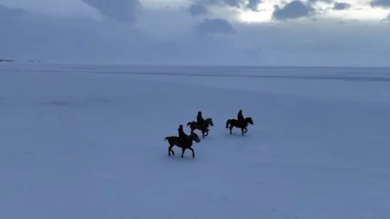 Gen&ccedil;ler atları buz tutan &Ccedil;ıldır G&ouml;l'&uuml; &uuml;zerinde d&ouml;rtnala koştu