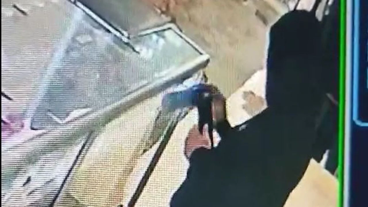 Fiyat sormak i&ccedil;in girdiği iş yerinin vitrinindeki cep telefonunu &ccedil;aldı