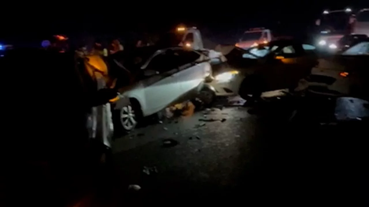 Bayram d&ouml;n&uuml;ş&uuml; trafiğinde zincirleme kaza: 5 ara&ccedil; birbirine girdi
