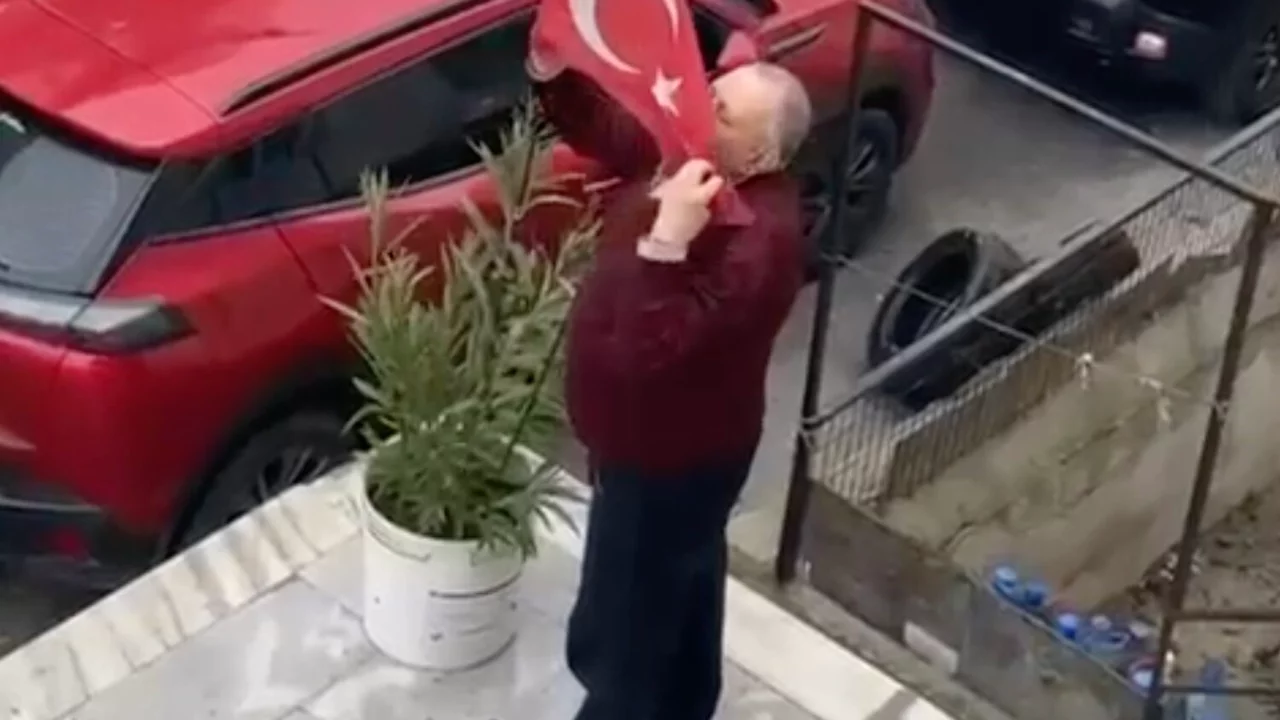 Yerde g&ouml;rd&uuml;, &ouml;perek yerine astı: İzleyenler duygulandı