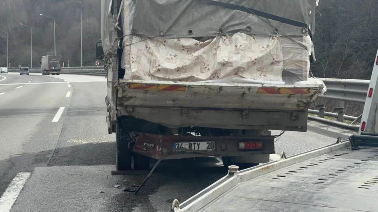 Bolu Dağı T&uuml;neli'nde otomobille kamyonet &ccedil;arpıştı: 2'si &ccedil;ocuk 4 yaralı