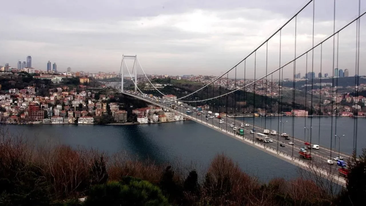 Bayramda otoyol ve k&ouml;pr&uuml;lerden 12 milyondan fazla ara&ccedil; ge&ccedil;ti