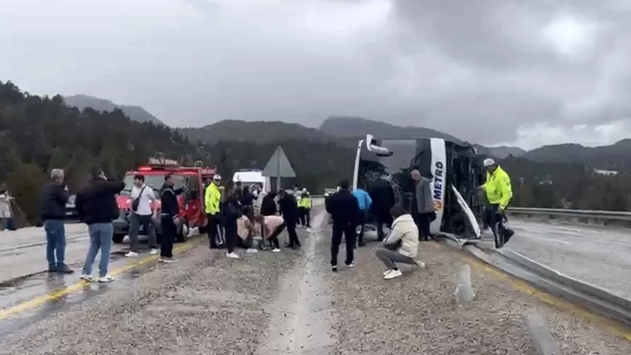 Konya'da yolcu otob&uuml;s&uuml; devrildi! &Ccedil;ok sayıda yaralı var