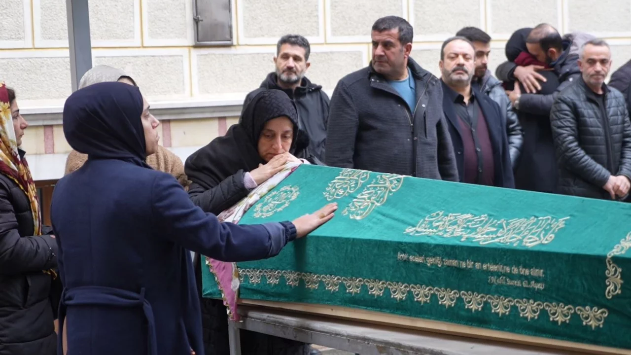 Eşi tarafından &ouml;ld&uuml;r&uuml;l&uuml;p yakılmak istenen Semanur son yolculuğuna uğurlandı