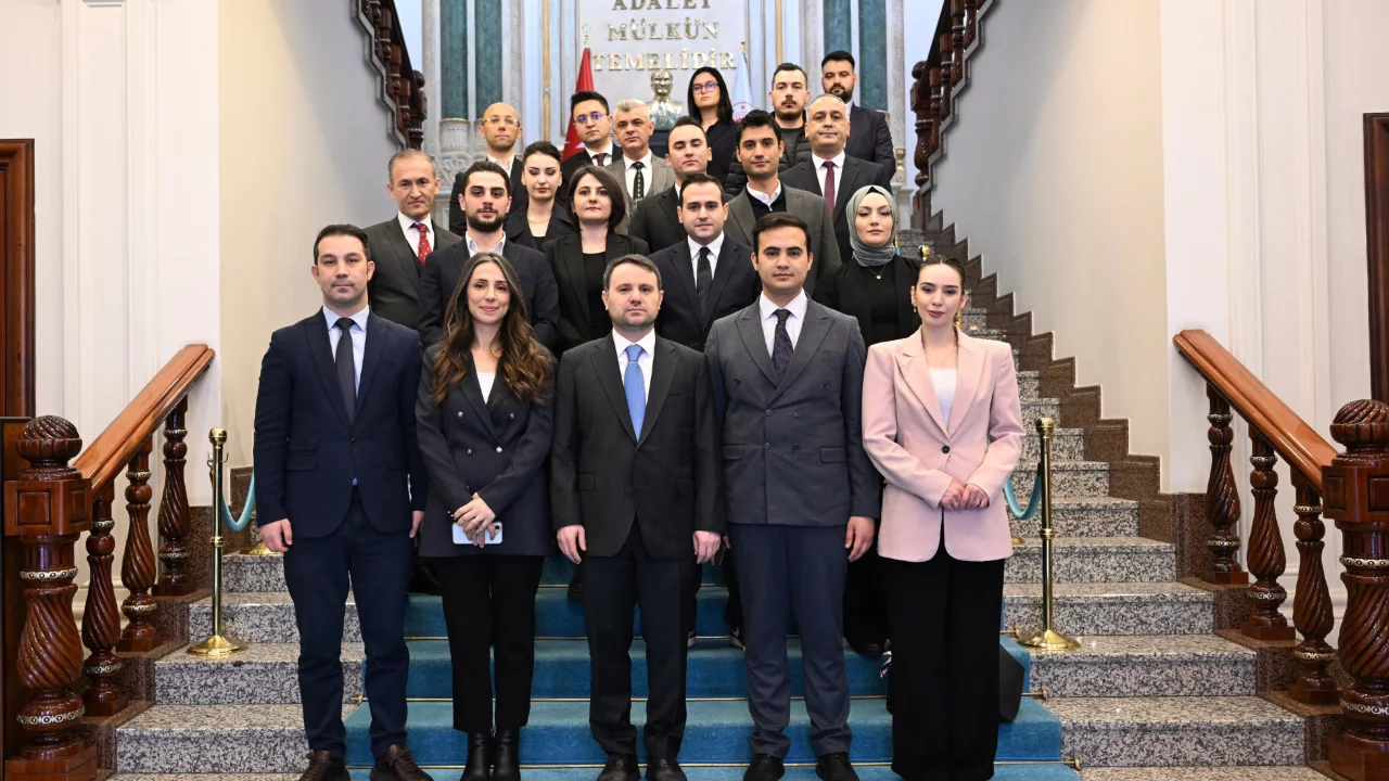 Adalet Bakanı G&uuml;rlek, gazetecilerle bayramlaştı