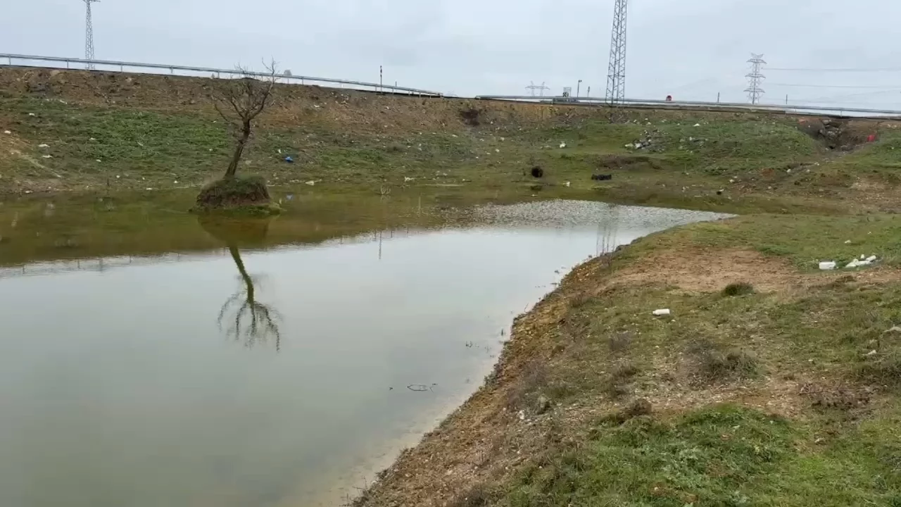 Kuruyan g&ouml;let yeniden canlandı: &Ccedil;atlayan topraklar suyla buluştu