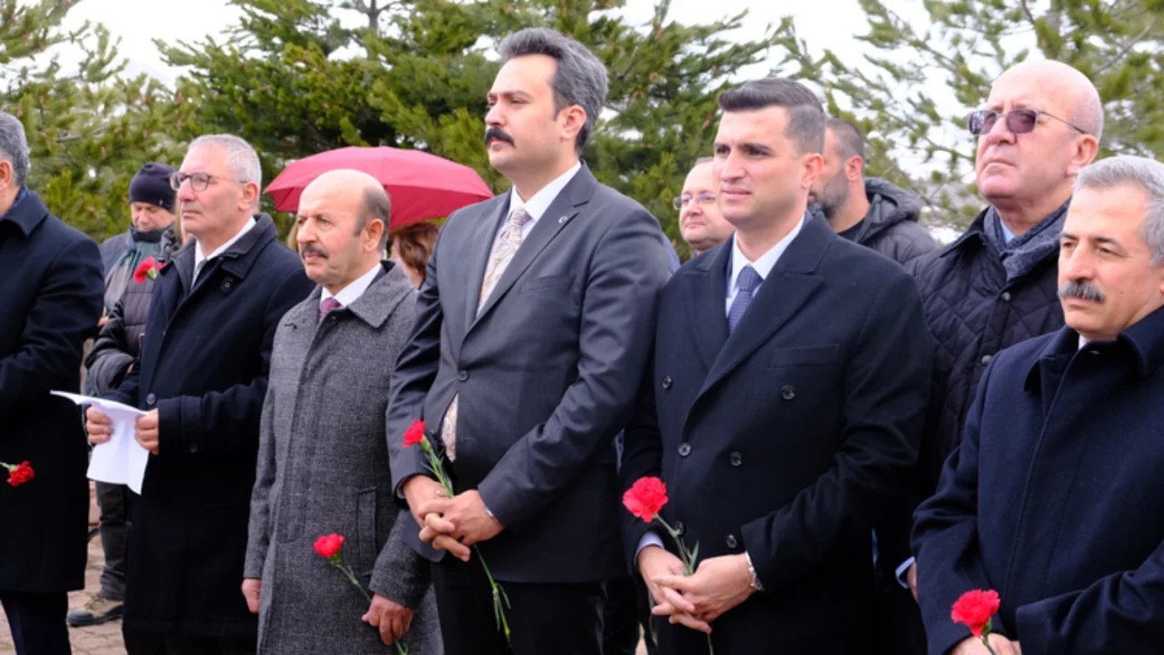 Halk ozanı Aşık Veysel vefatının 53. yılında mezarı başında anıldı