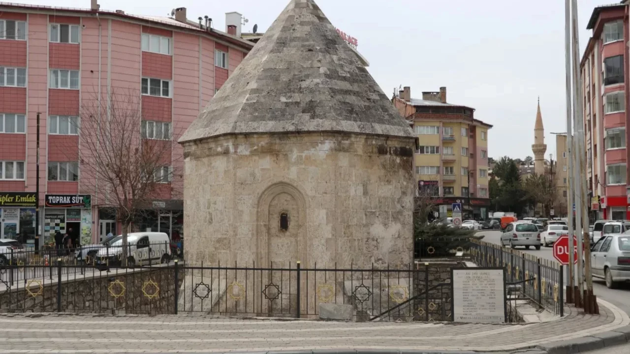 Akan trafiğin ortasında asırlık bir t&uuml;rbe: Herkes yanından ge&ccedil;iyor ama fark eden yok