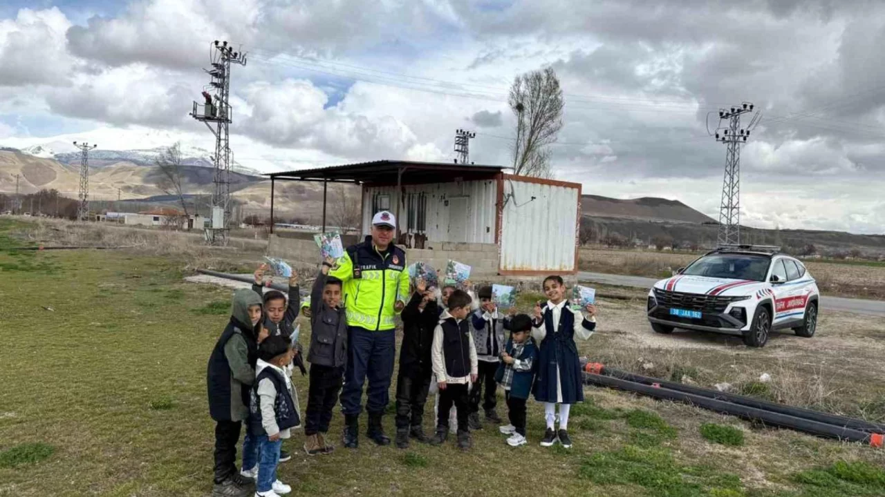 &Ccedil;ocukların bayram har&ccedil;lıkları jandarmadan