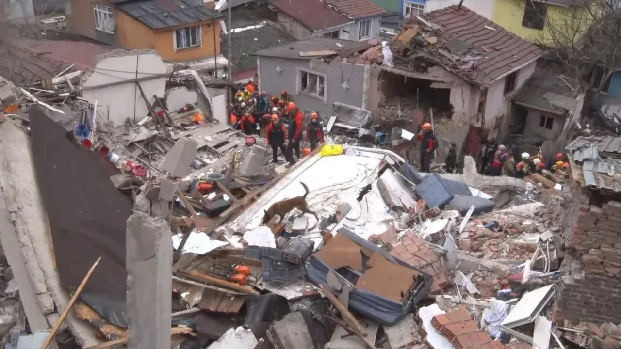Fatih'te &ccedil;&ouml;ken binada yaralananlardan 2'si taburcu oldu