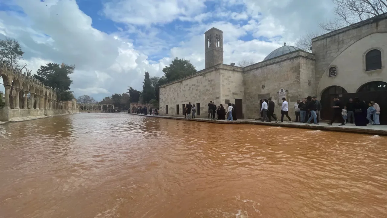 Şanlıurfa'yı sağanak vurdu: Balıklıg&ouml;l'&uuml;n suyu &ccedil;amura d&ouml;nd&uuml;!