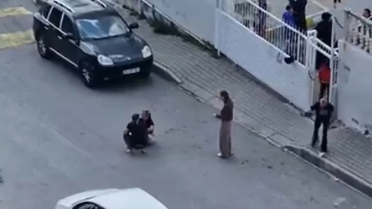 Sokak ortasında karısını dövdü, okuldaki çocuklar izledi!