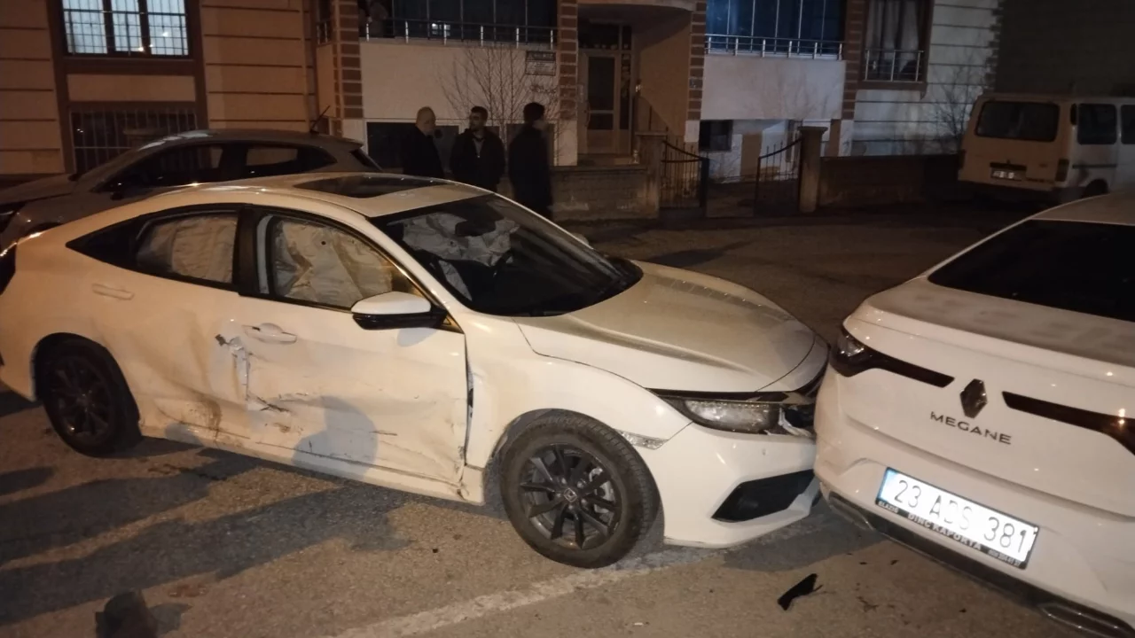 Elazığ'daki zincirleme kazada 4 ara&ccedil; hasar g&ouml;rd&uuml;
