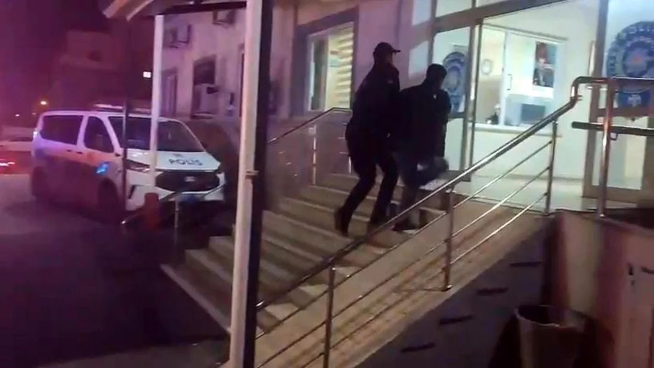 Hırsızlık su&ccedil;undan 32 yıl hapis cezayla aranan h&uuml;k&uuml;ml&uuml;, &ccedil;alıntı motosikletle dolaşırken yakalandı