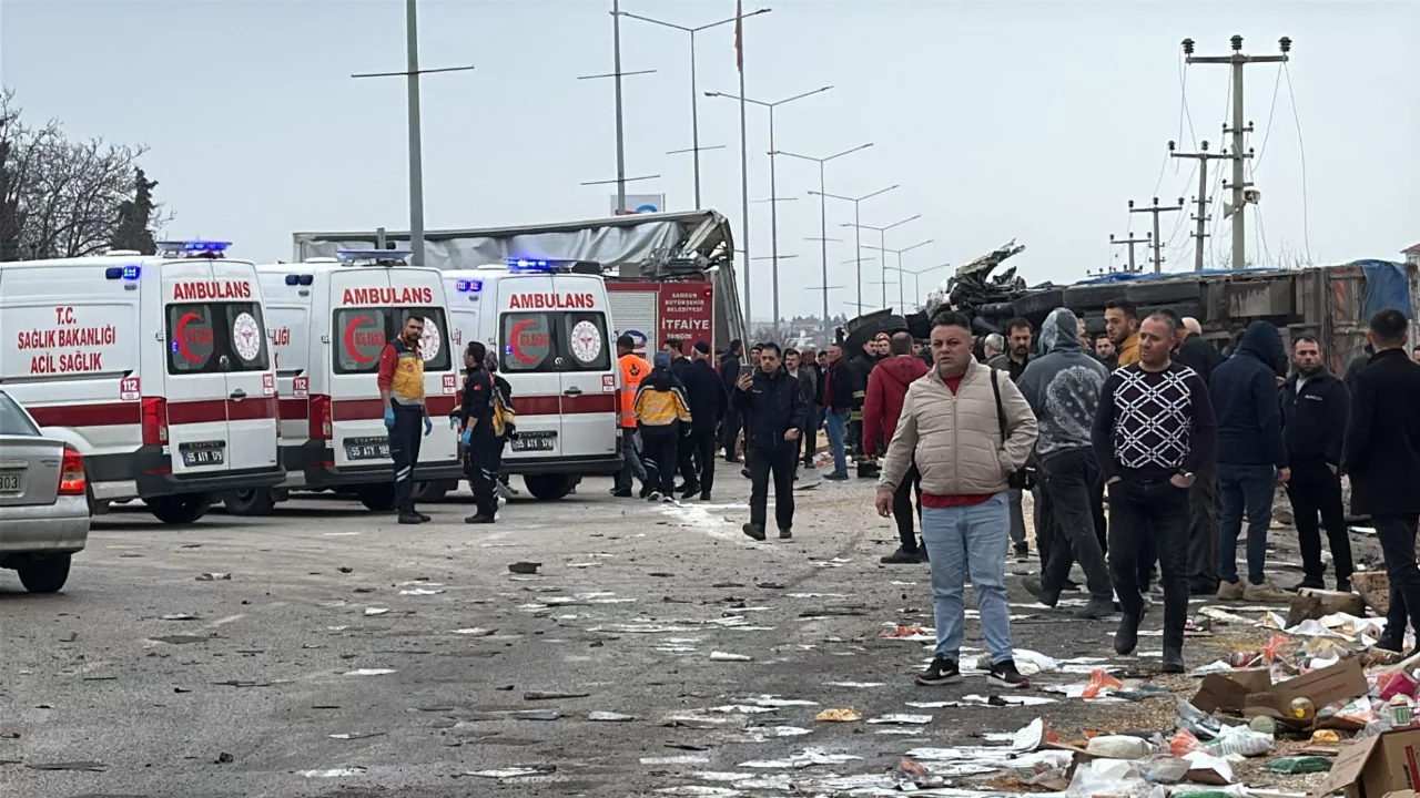 Fren sisteminde arıza olduğu iddia edilen kamyon, 4 araca &ccedil;arptı: &Ccedil;ok sayıda yaralı