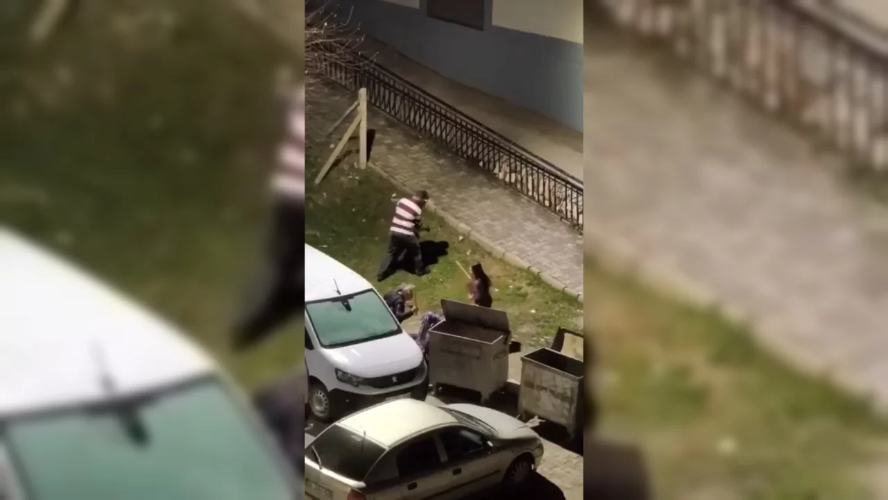 Eski eşiyle tartışan kişiyi, komşular sopayla d&ouml;vd&uuml;: olay kamerada
