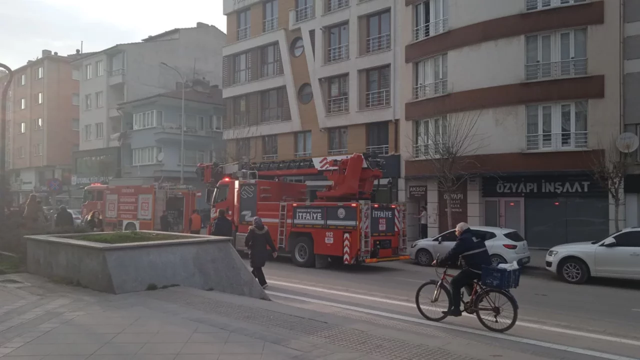 Bacada &ccedil;ıkan yangın sonucu cadde dumanla kaplandı