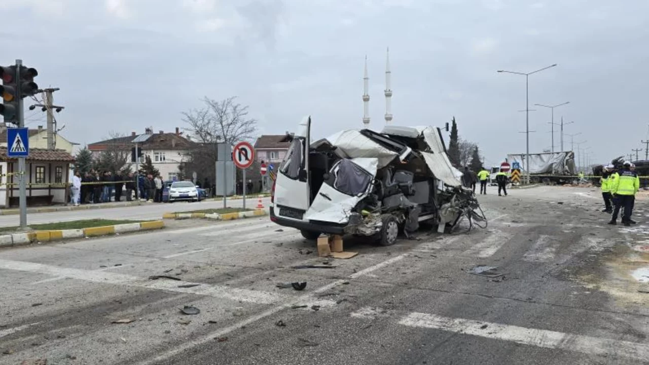 Freni patlayan tır dehşet sa&ccedil;tı: &Ouml;ğrenci servisi dahil 7 ara&ccedil; birbirine girdi