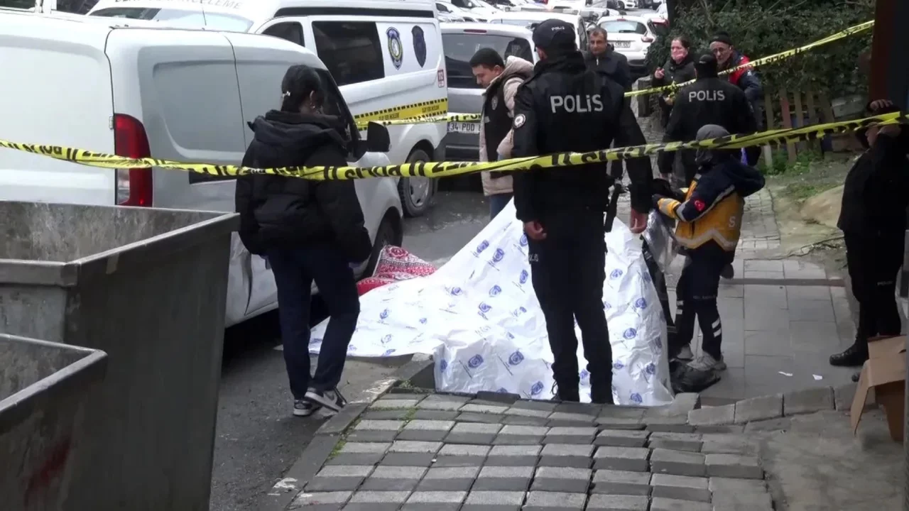 Yaşlı kadın &uuml;&ccedil;&uuml;nc&uuml; katın penceresinden d&uuml;şt&uuml;: Feci şekilde hayatını kaybetti