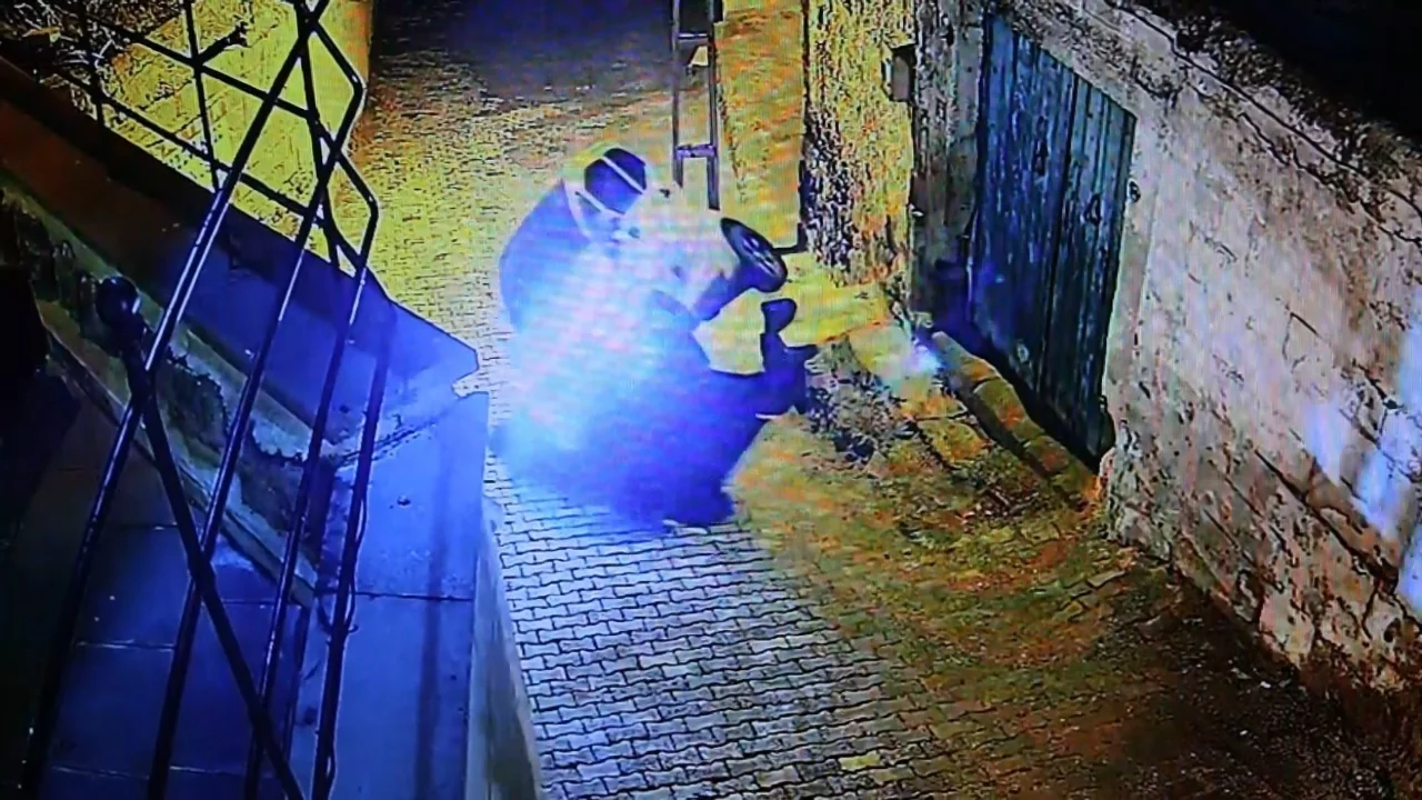 Yokuşu &ccedil;ıkamayan elektrikli bisiklet devrildi