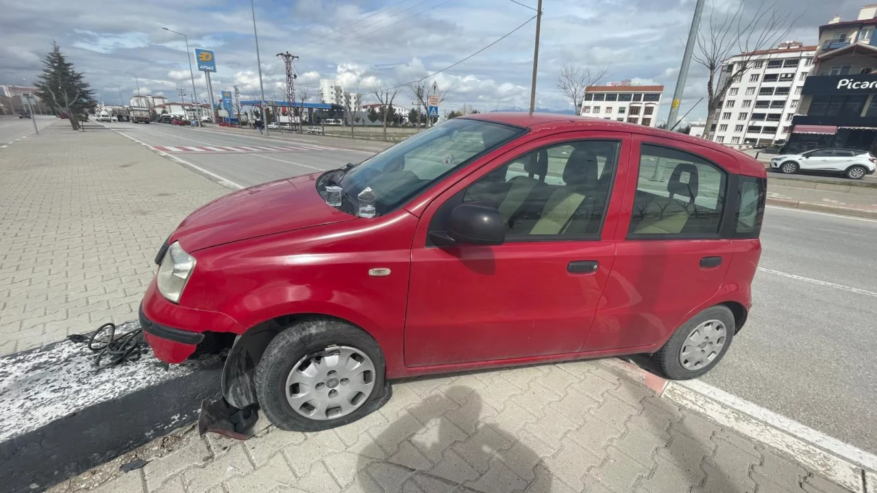 Otomobil ref&uuml;je &ccedil;ıktı, s&uuml;r&uuml;c&uuml; kazayı yara almadan atlattı
