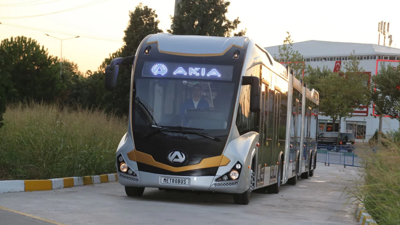 Bursa'da metrobüs için ilk adım atıldı! Dev araçlar yollara iniyor