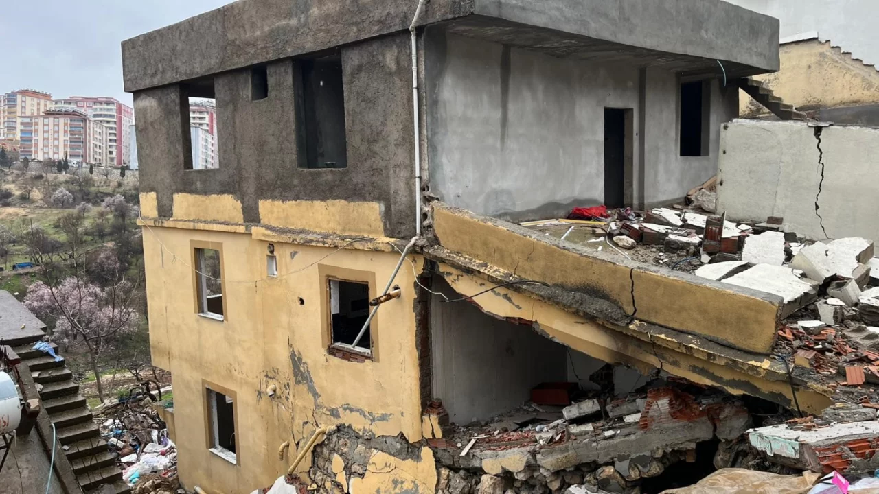 Tahliye edilen bina yağışlara dayanamayarak &ccedil;&ouml;kt&uuml;