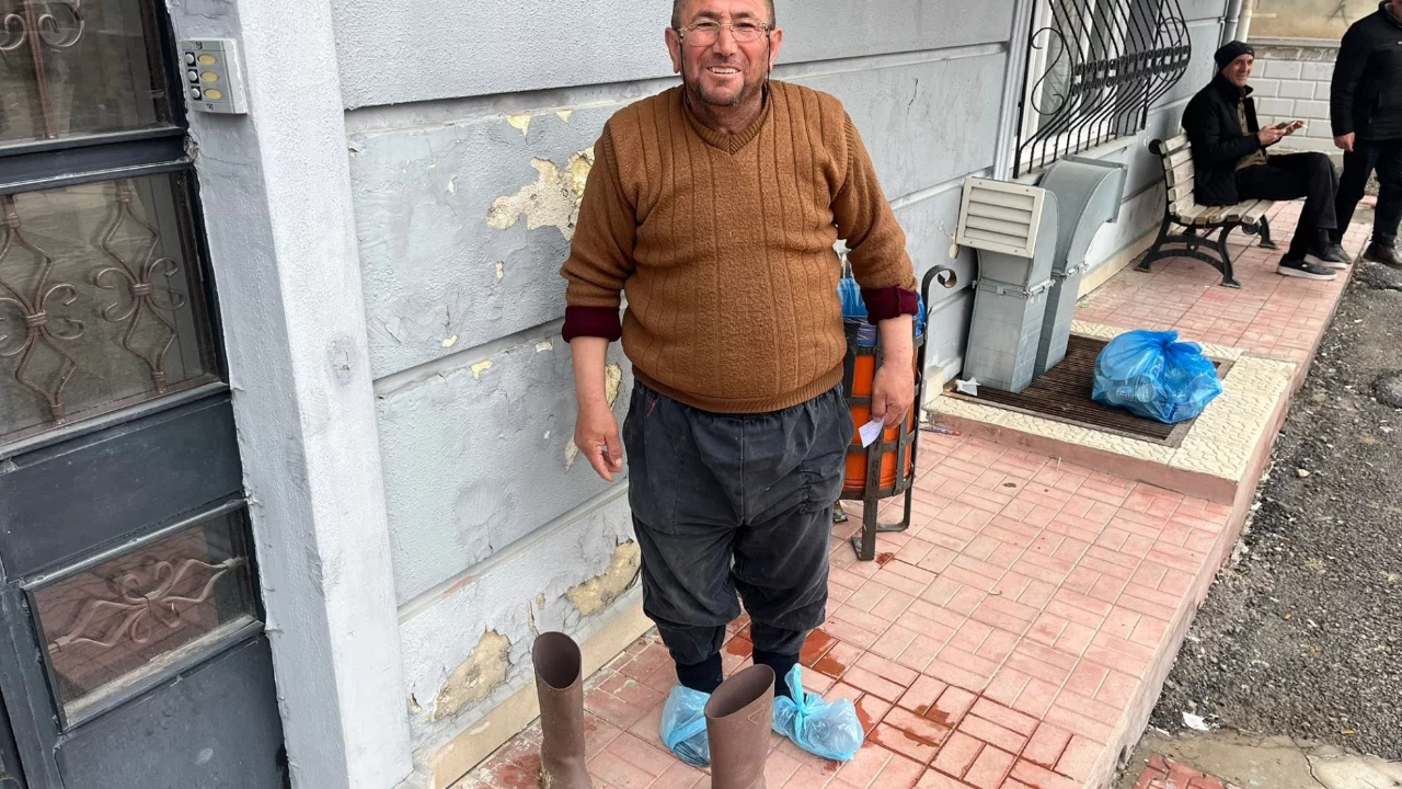 Kirli &ccedil;izmelerini &ccedil;ıkarıp galoşla aile sağlığı merkezine girdi!