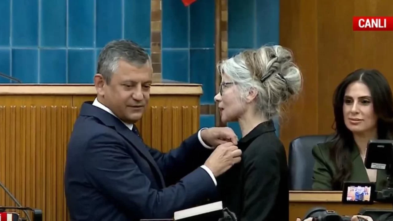 Emine &Uuml;lker Tarhan yeniden CHP'de! Rozetini &Ouml;zg&uuml;r &Ouml;zel taktı