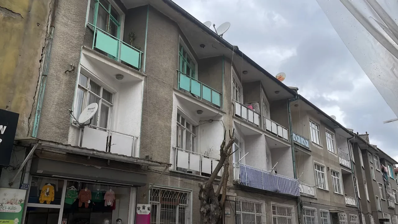 Kan donduran itiraf! Babasını &ouml;ld&uuml;r&uuml;p bir g&uuml;n aynı evde yaşamış