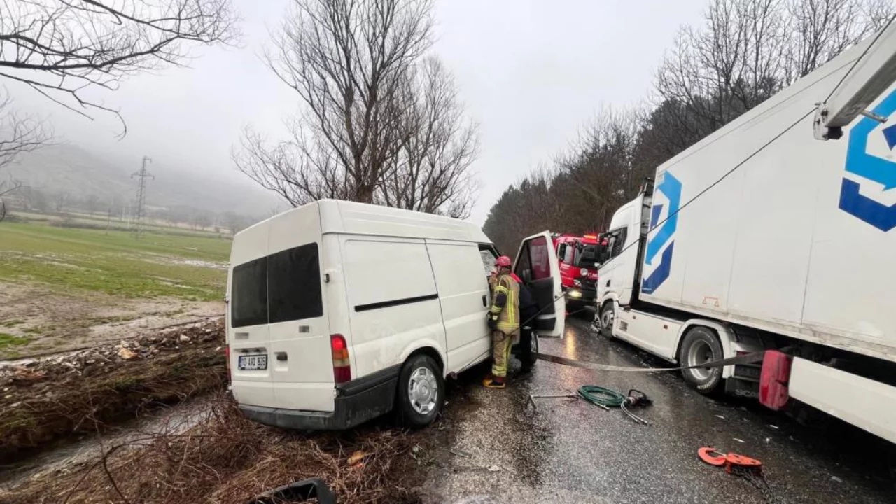 İzmir'de otomobil ile tır &ccedil;arpıştı: 2 yaralı