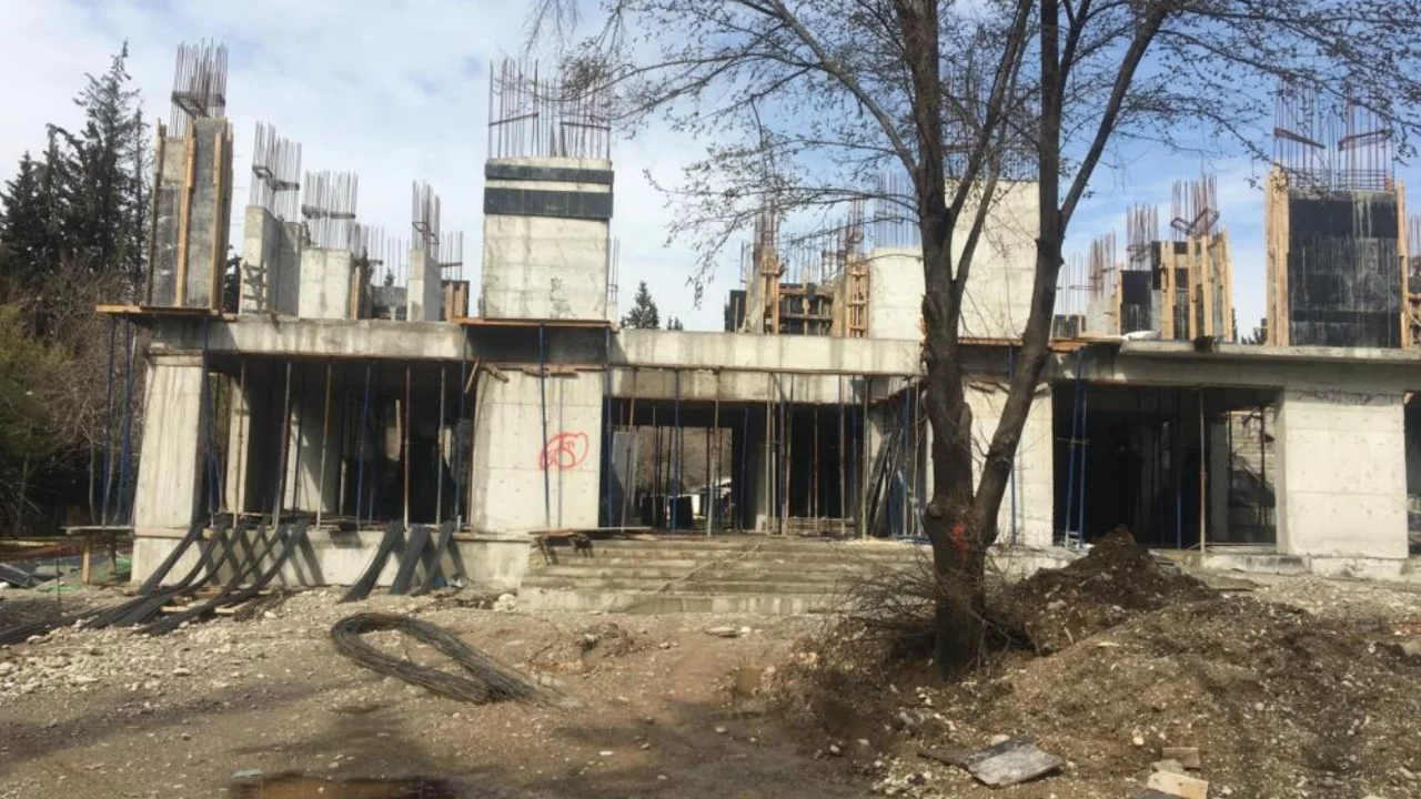 İnşaat iş&ccedil;isi y&uuml;ksekten d&uuml;şerek ağır yaralandı