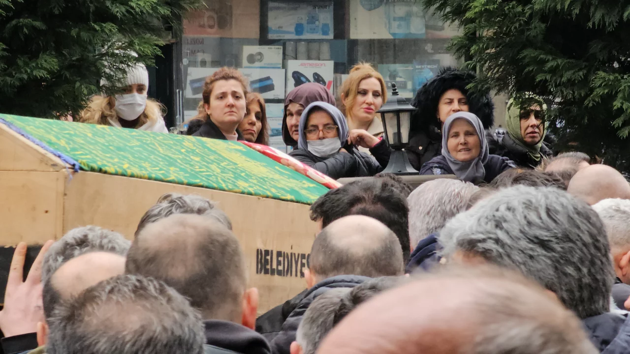 Spor salonunda fenalaşıp hastanede ölen hemşire 9 ay önce ölen oğlunun yanına defnedildi