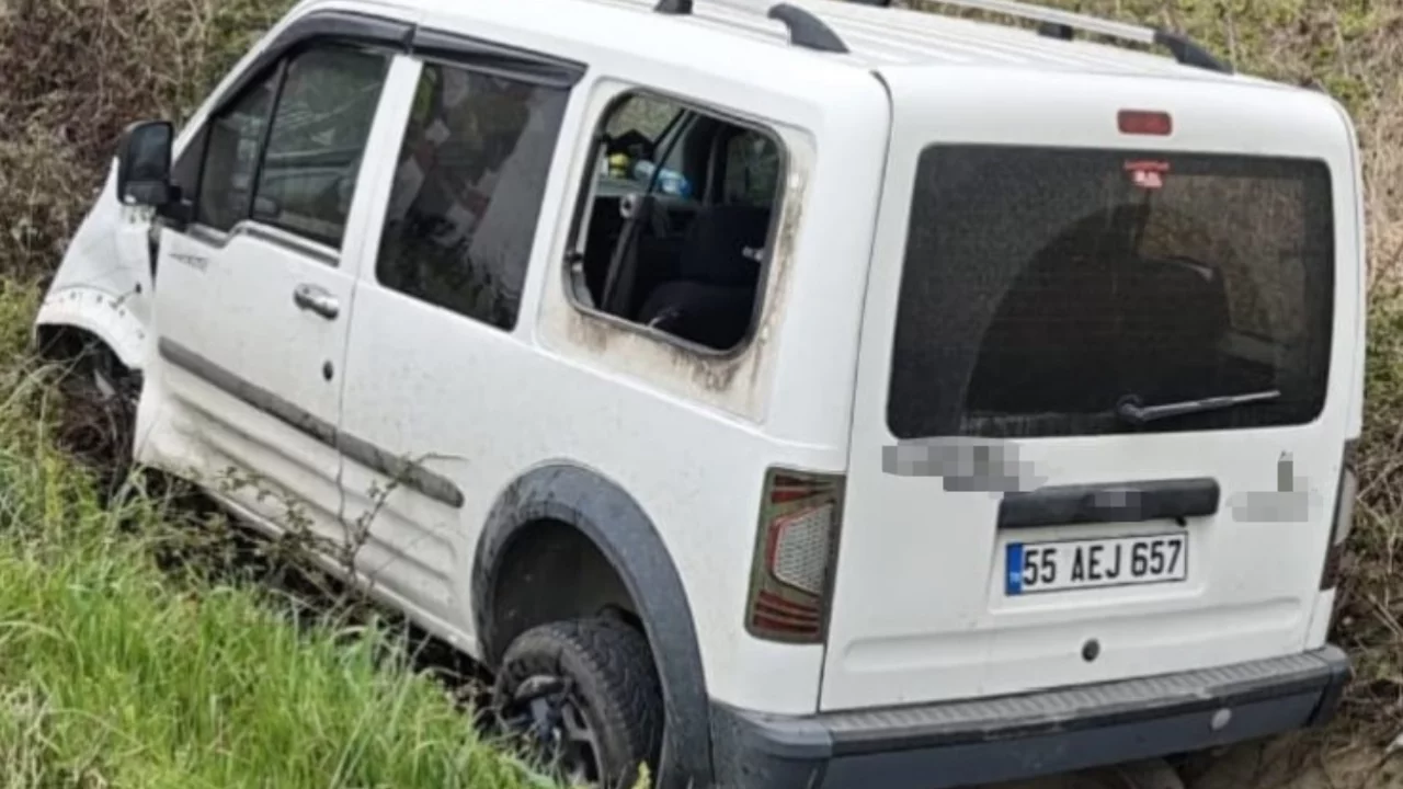 Bafra'da su kanalına d&uuml;şen aracın s&uuml;r&uuml;c&uuml;s&uuml; yaralandı