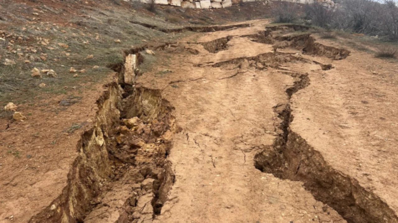 Yer yarıldı, görüntüler dehşete düşürdü! Kimse bölgeye yaklaşamıyor