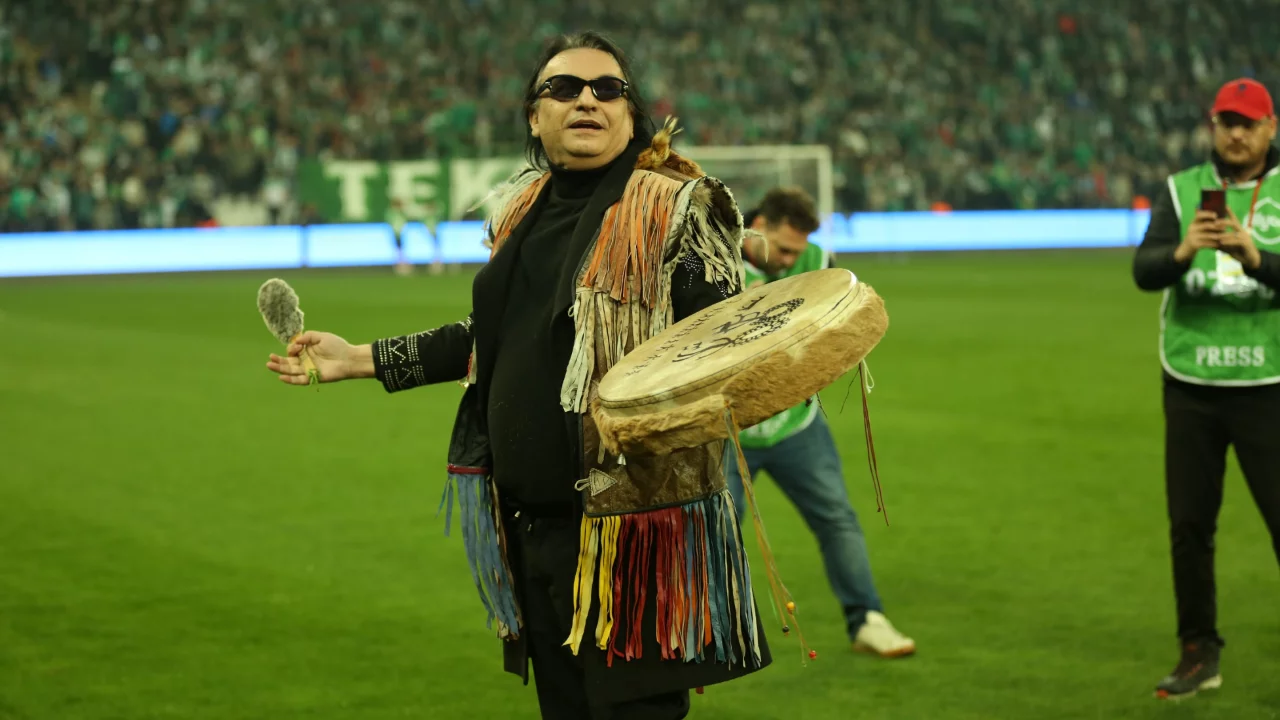 Bursaspor taraftarı maç öncesi Kırdar'la motive oldu! 