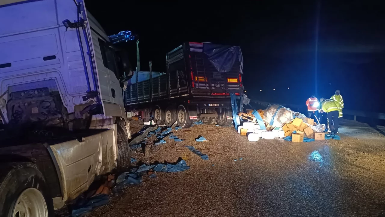 Zirai g&uuml;bre y&uuml;kl&uuml; tır devrildi: 1 yaralı