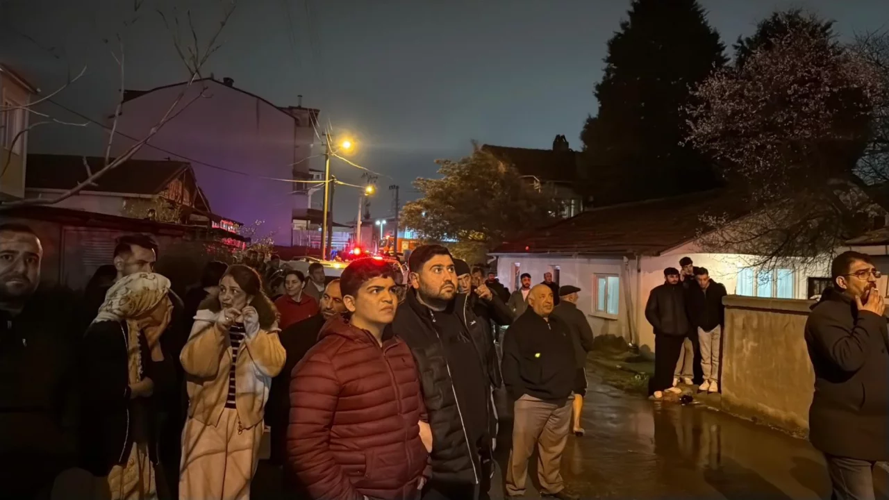 Elektrikli ısıtıcı evi alev alev yaktı: 3 kişi dumandan etkilendi