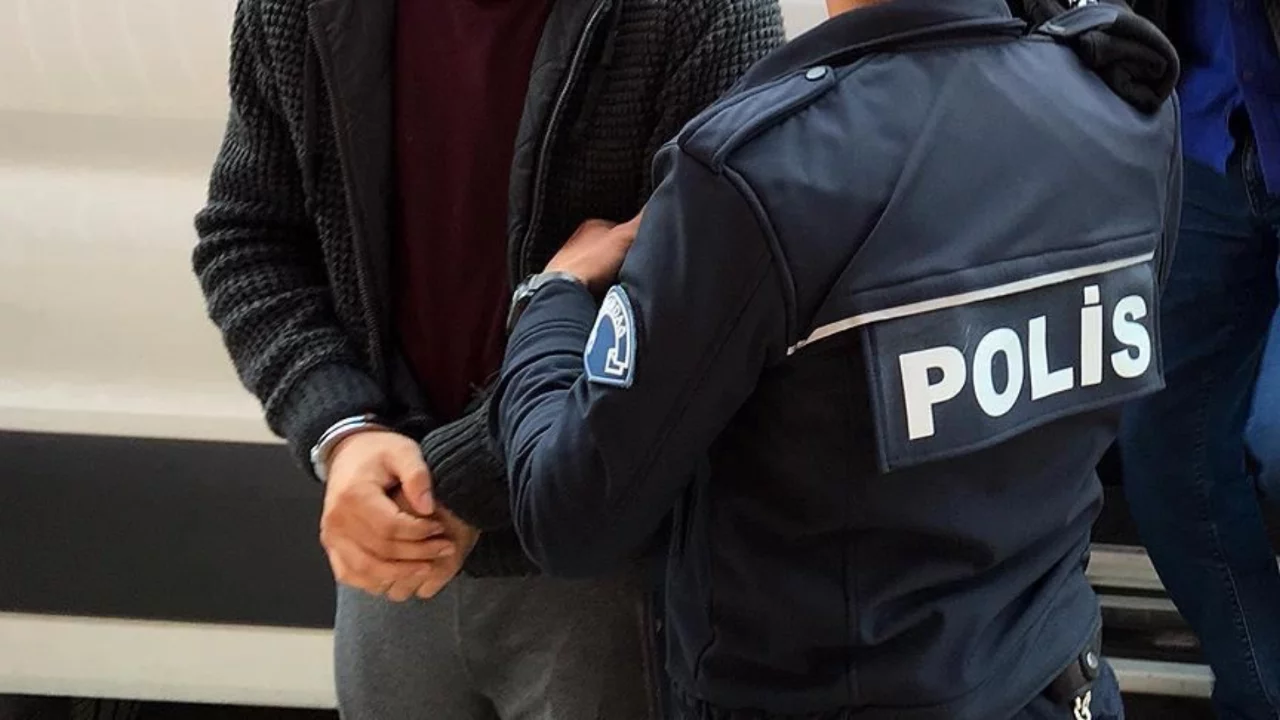 İstanbul'da ka&ccedil;ak silah ticaretine y&ouml;nelik operasyonda 2 zanlı yakalandı