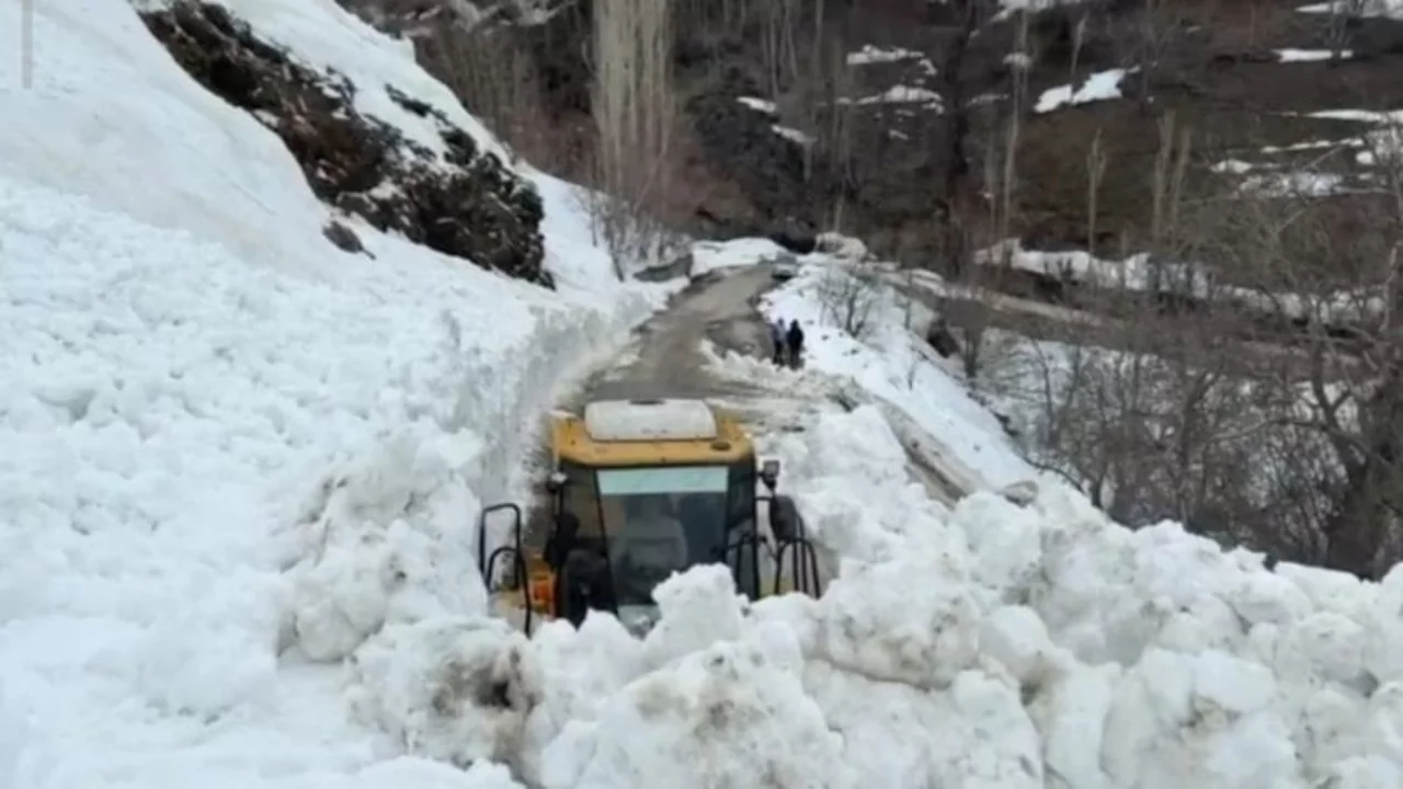 Van'da yola &ccedil;ığ d&uuml;şt&uuml;