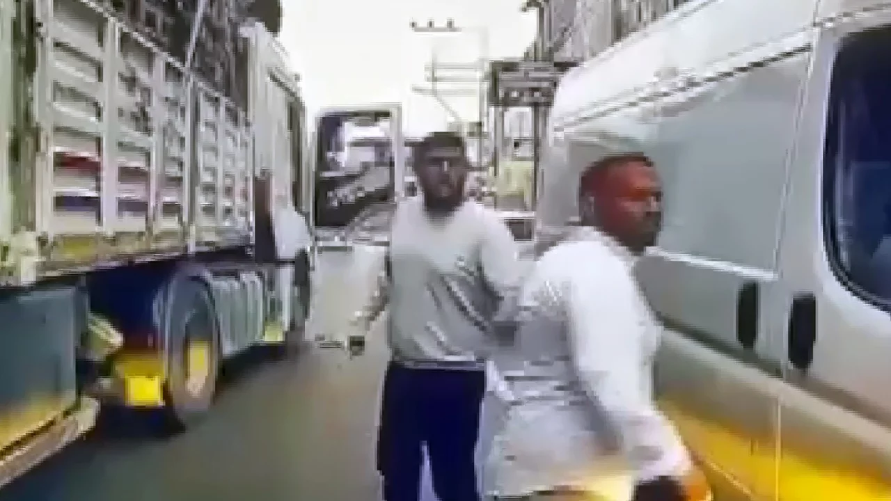 Tır şof&ouml;r&uuml; ve oğlu trafikte bı&ccedil;aklı kavga &ccedil;ıkarıp ceza aldı! tutuklandılar