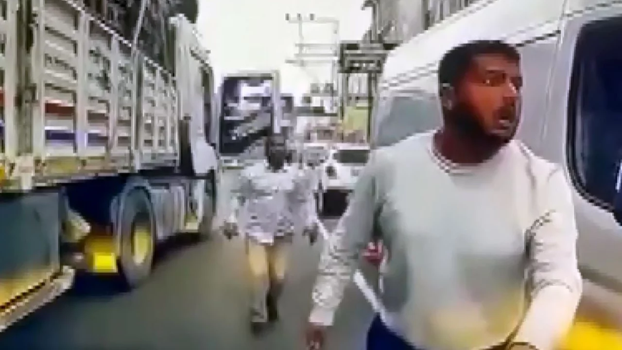 TIR'la otomobilin &ouml;n&uuml;n&uuml; kesip, s&uuml;r&uuml;c&uuml;y&uuml; tehdit eden baba ile oğlundan 'el hareketi' iddiası