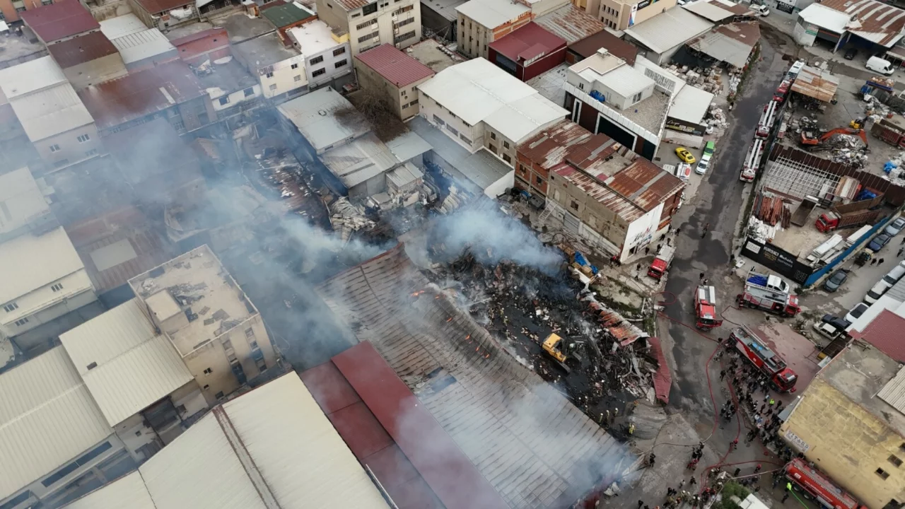 İzmir'de sanayi sitesinde yangın; 7 iş yeri zarar g&ouml;rd&uuml;