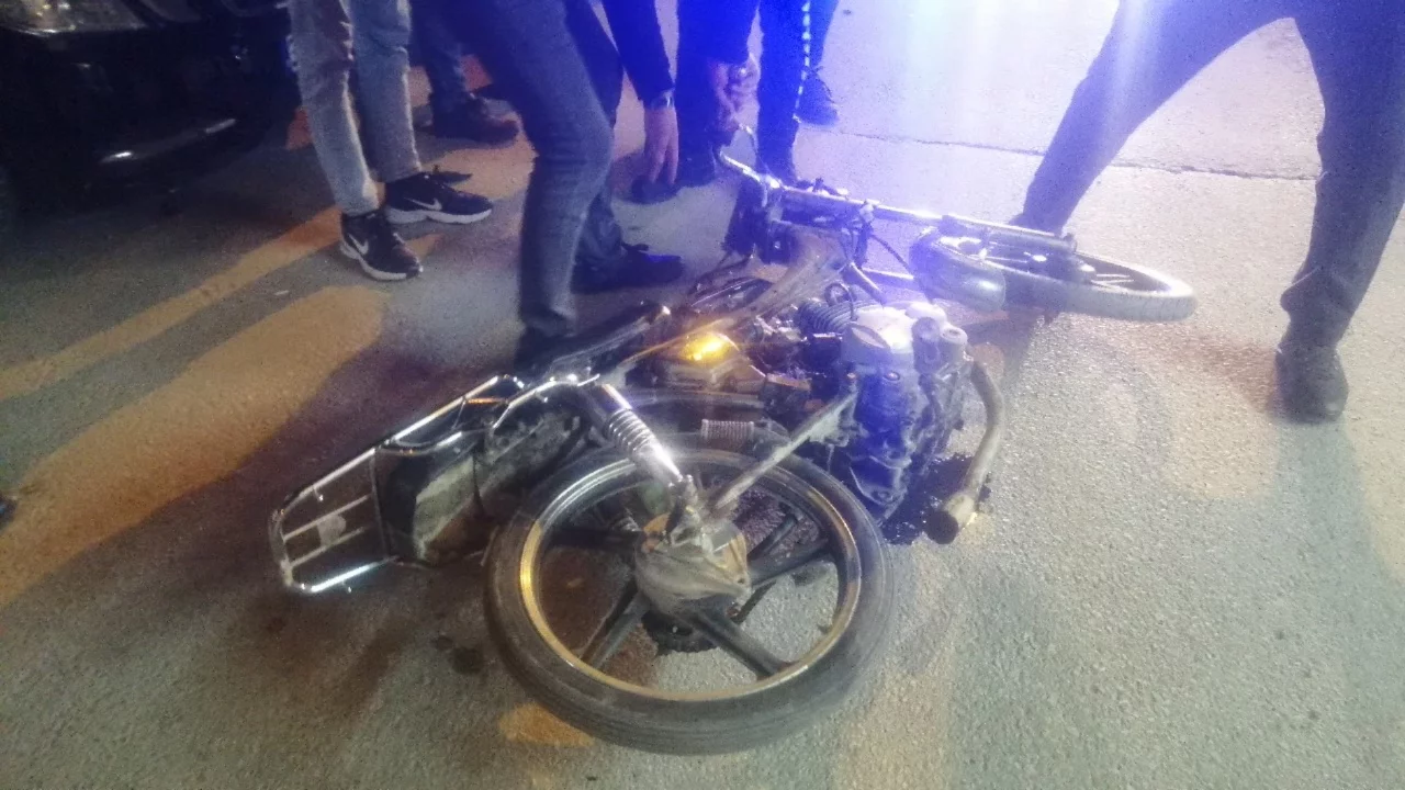 14 yaşındaki motosiklet s&uuml;r&uuml;c&uuml;s&uuml;n&uuml;n akrobasi tutkusu kazaya neden oldu: 2 yaralı
