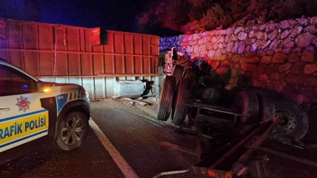 &Ccedil;ankırı'da şarampole devrilen tırdaki 3 kişi yaralandı