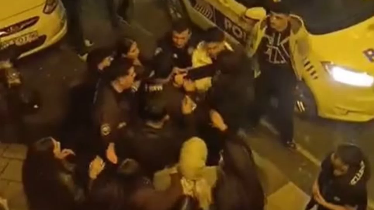 K&uuml;&ccedil;&uuml;k&ccedil;ekmece'de havai fişekli kutlama sırasında ortalık karıştı